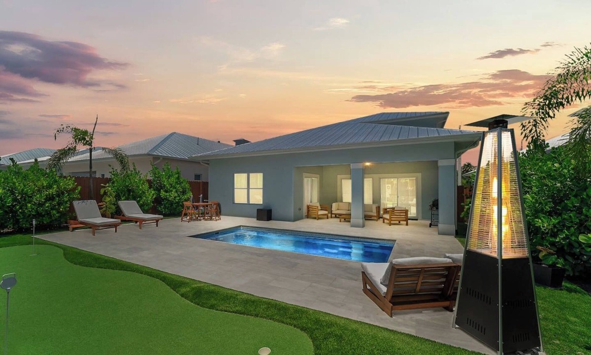 Jensen Beach House | Peacock Palace*Brand New*Heat/Chill Pool*Golf*Gym*