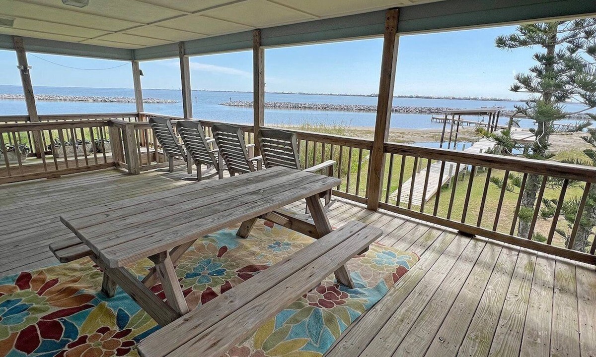 Leeville House | Pearly Whites - Fishing Pier - Island Realty