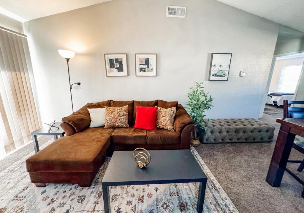 Oakville Apartment | Perfect for Group with 2BR and 2BA with Pool