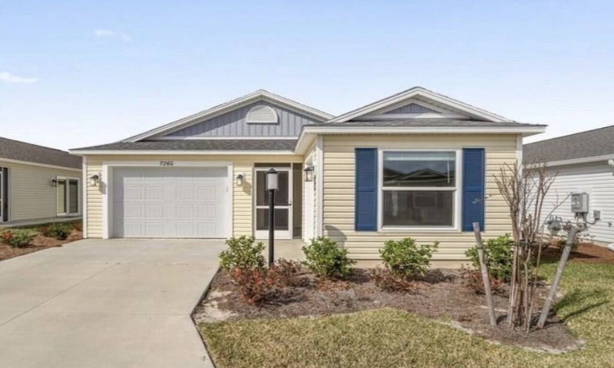 Okahumpka House | Perfect villages villa close to the highway! 2 person golf cart included!