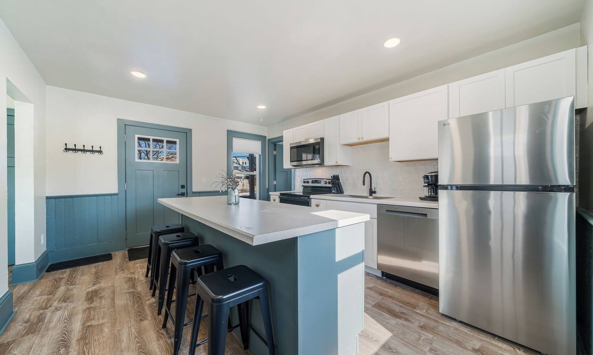 Appleton Apartment | Pet-Friendly 2BR | Workspace & Free Parking | Historic