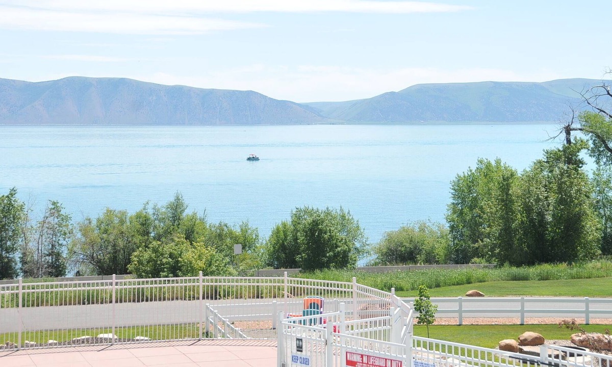 Harbor Village Condo | Pet-Friendly Condominium