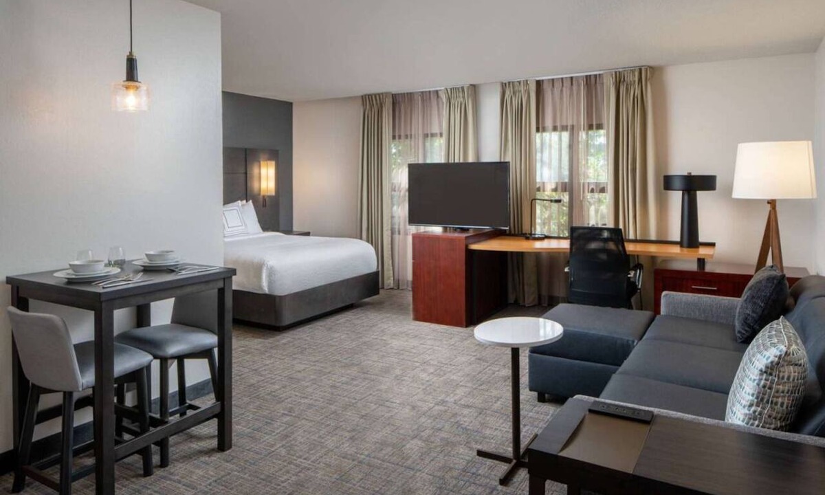 Arts/Warehouse District Hotel | Pet-friendly Hotel! Full Kitchen, Free Breakfast, Outdoor Pool, Near Audubon Zoo