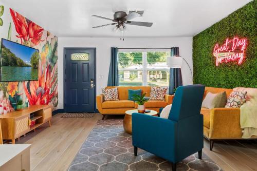 Crystal River House | Pets OK! Heated Pool mins to 3 Sisters Spring!