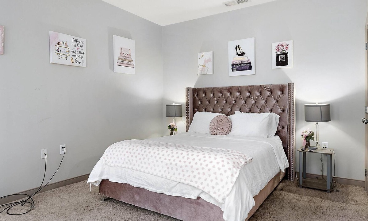 Uptown District Apartment | PINK STUDIO APT IN HEART OF DOWNTOWN