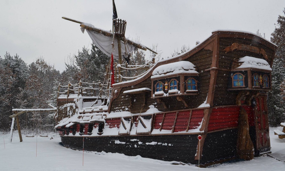 Lyndon Station Boat Rental | Pirate Ship Adventure cabin! Near Dells! Sleeps 6- Arrgh Maties!