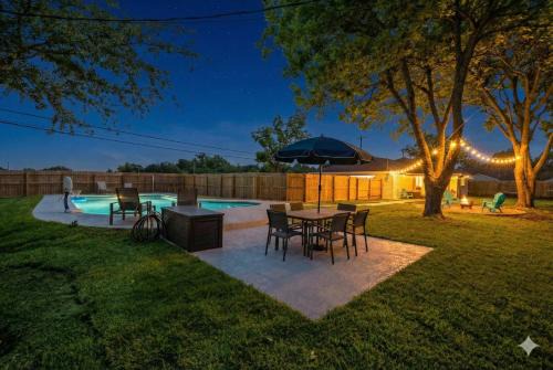 Deer Park House | Pool 5 Star Large Deer Park home Super Host