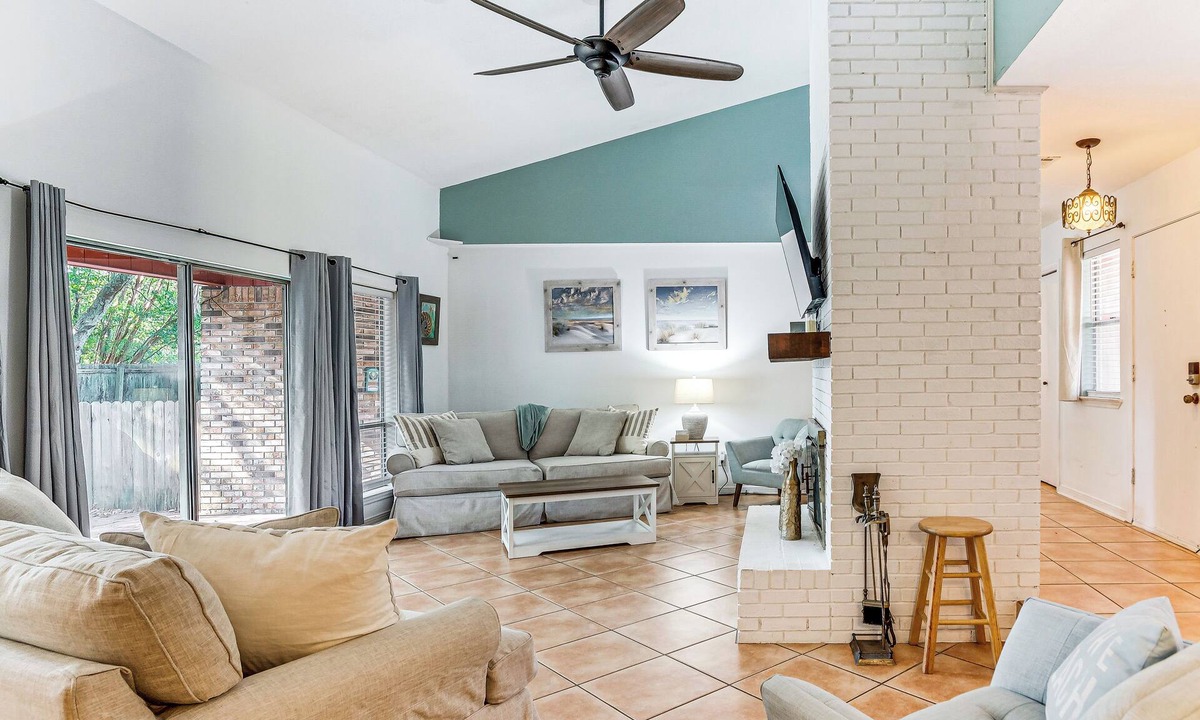 Gulf Breeze Villa | Poolside Oasis: 7 Mi to Pensacola Beach Boardwalk!