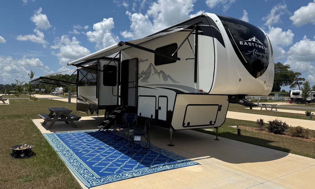 Oviedo House | Poppop's Rambler -Luxury Living w/King, Sofa Sleeper. Delivered & Setup for You