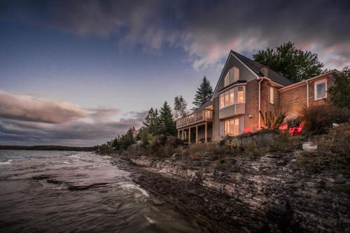 Lion's Head House | Private 3BR Waterfront Escape