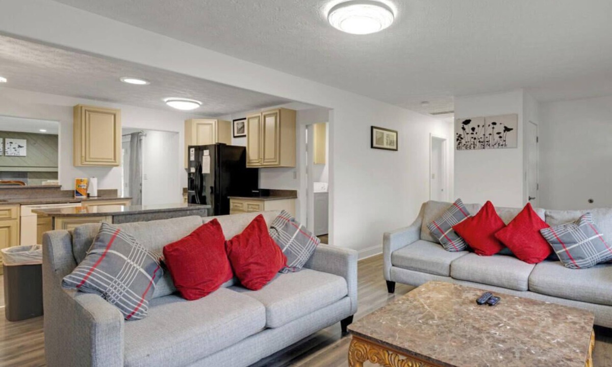 Wayne House | Private 4 BDRM house, 5 Miles from Downtown #4.