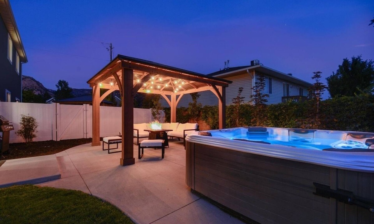 Ogden House | ⭐️Private Hot Tub + Fireplace + Covered Patio + 75" TV