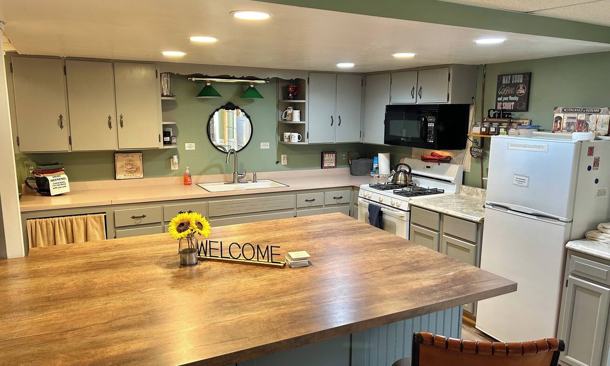 Marseilles Apartment | Private Lower Apt & Short Term Stay-Dog Friendly!