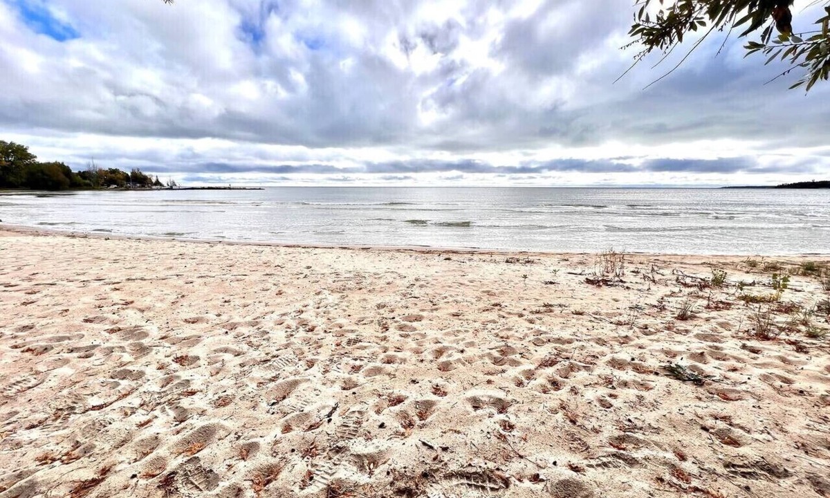 Rowleys Bay House | Private Sandy Beach Retreat on Sand Bay