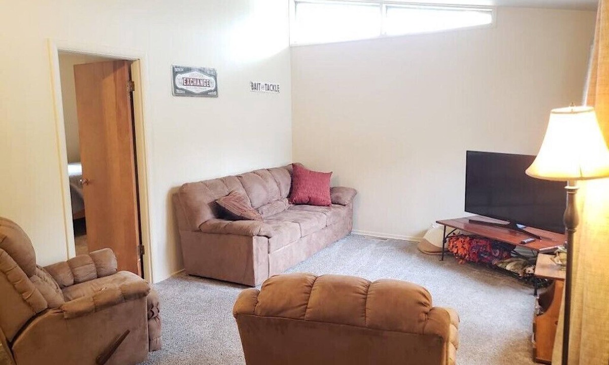 Dyer House | Quaint 3-bedroom house with AC in charming Dyer Close to Highways and Chicago