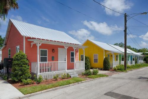 St. Augustine House | Quaint Cottage with Private Pool-Walk to Everything