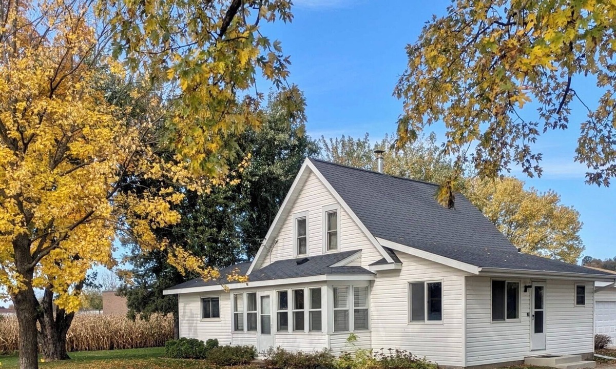 Independence House | Quaint Small Town Home - Country Style Living in Independence