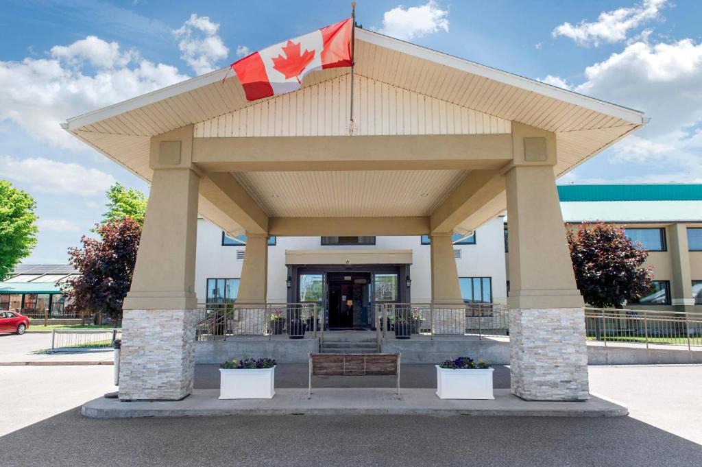 Pembroke Hotel | Quality Inn and Conference Centre