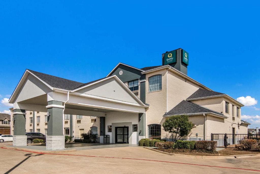 Fossil Creek Hotel | Quality Inn & Suites Fort Worth - Fossil Creek