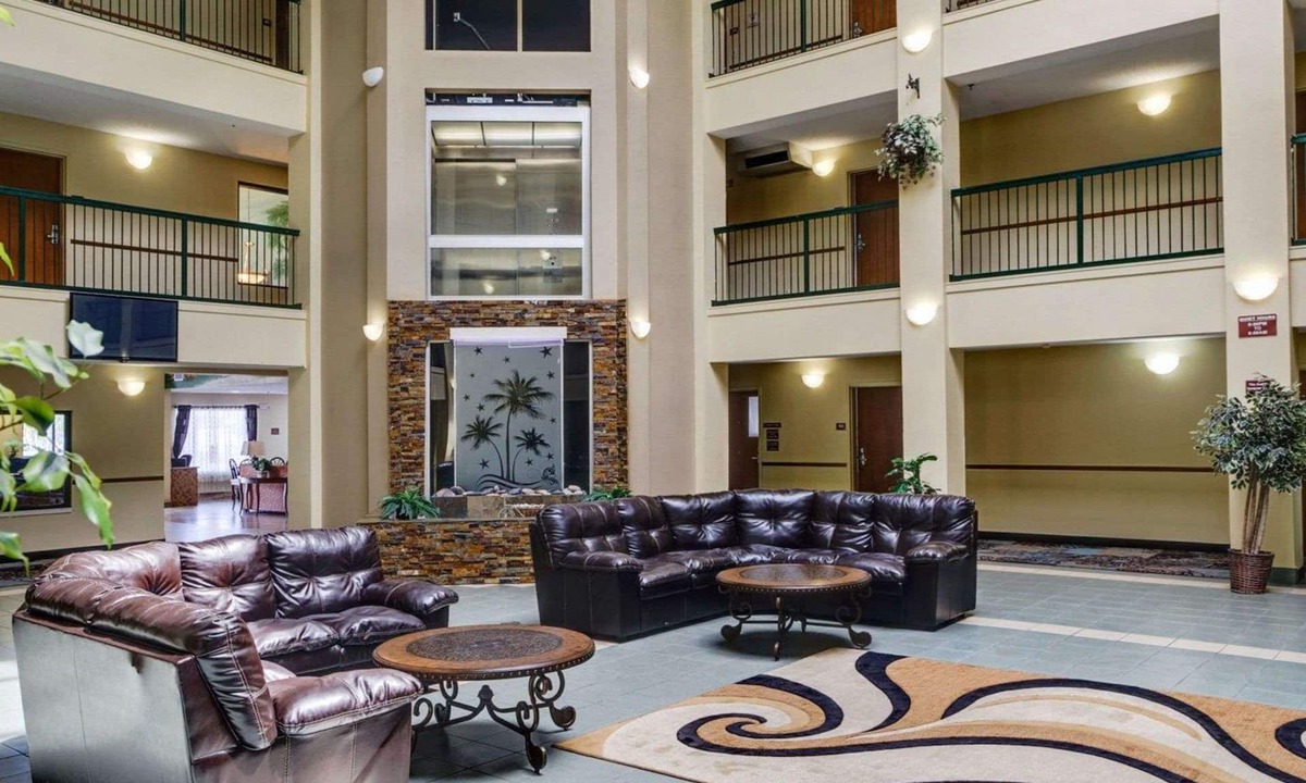 Broadmoor Hotel | Quality Suites Baton Rouge East - Denham Springs