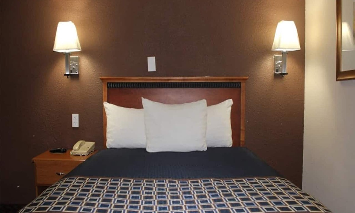 South Central Omaha Apartment | Queen Bed|Smoking|Omaha NE
