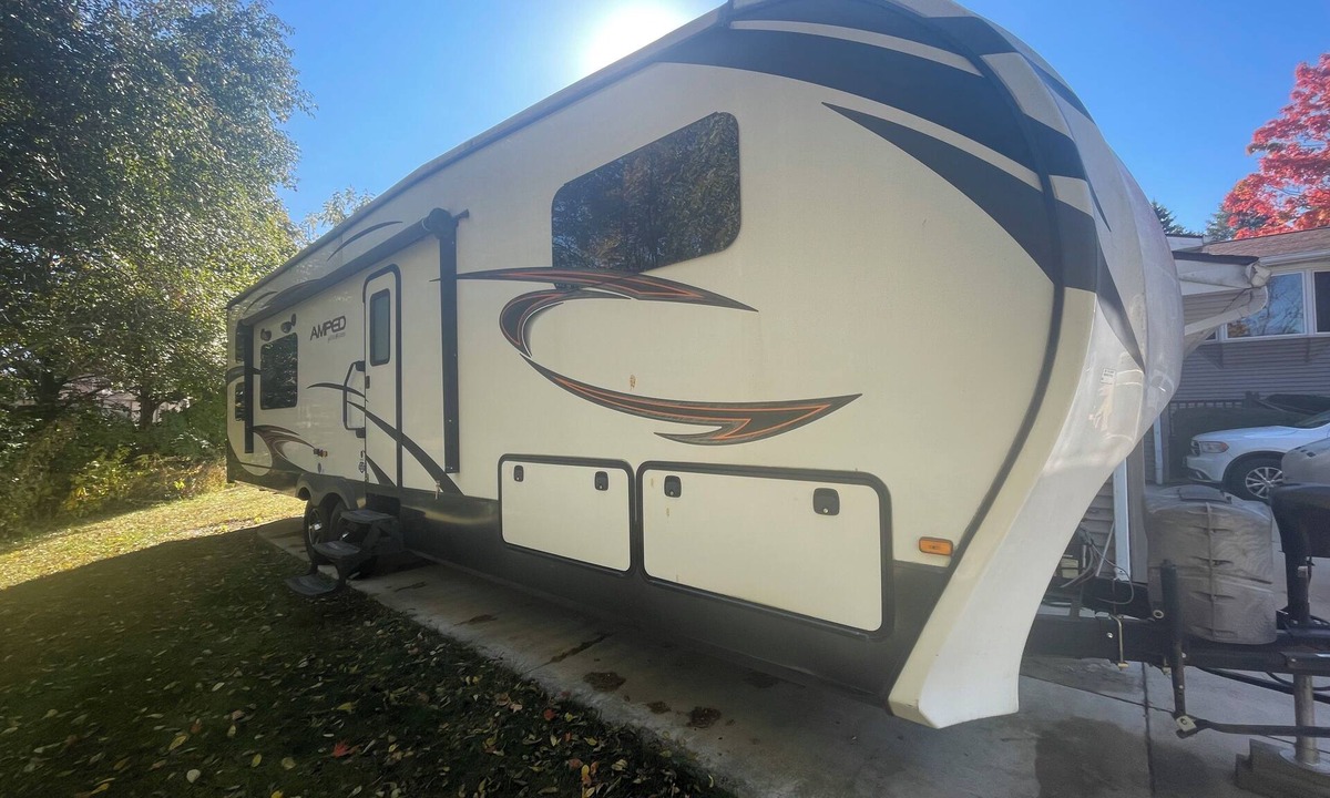 Lawndale House | Quiet area RV w AC outside Bloomington 3 Beds 5 acres w walking nature trails
