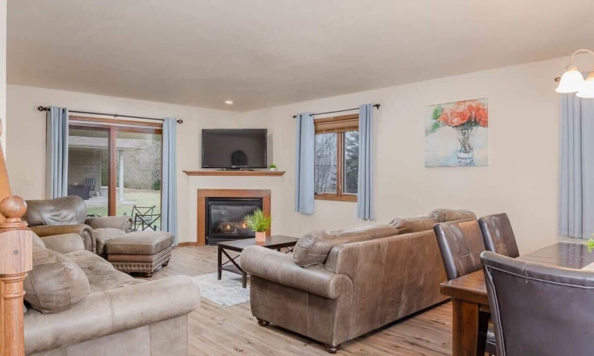 Neenah House | Quiet Home Near Airport & Shopping