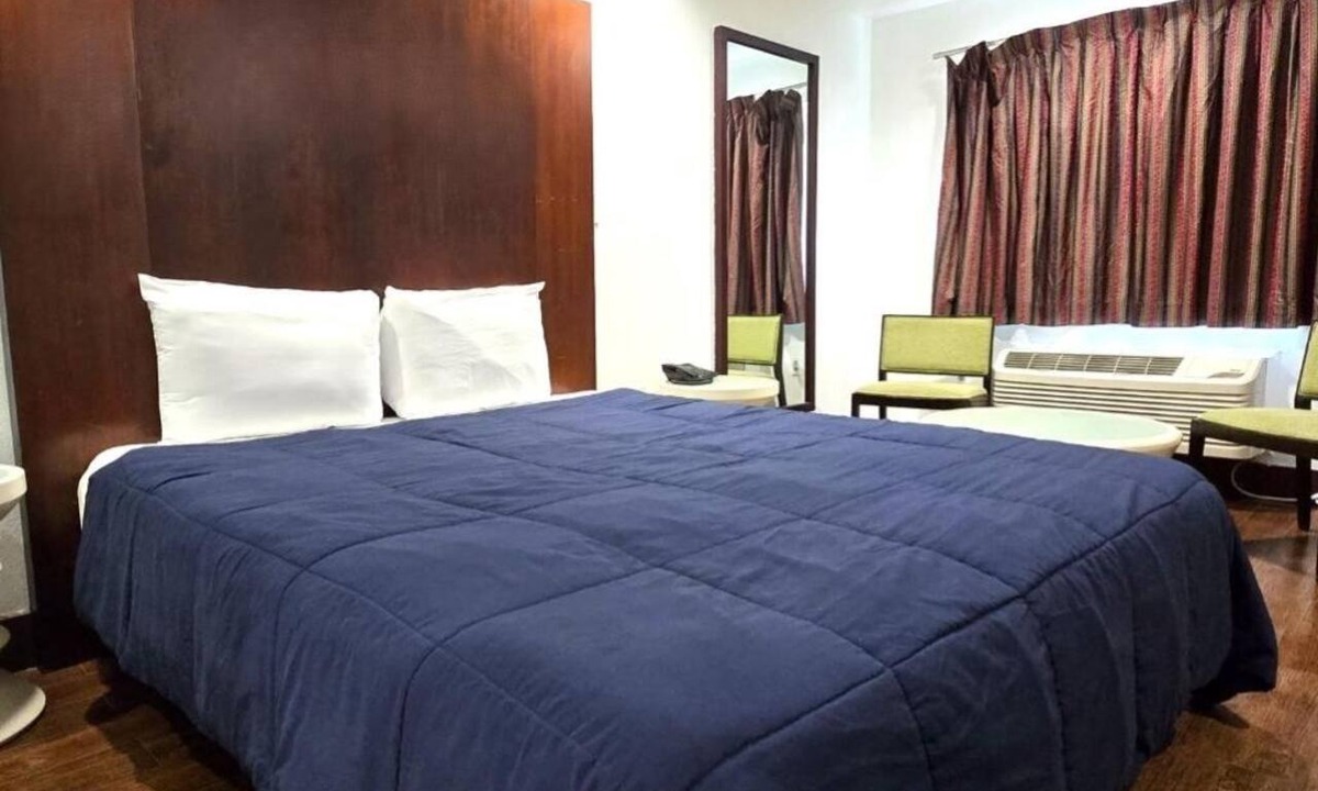 Buena Park Hotel | Quiet King Room Ideal for Exploring Anaheim Attractions and Dining Spots