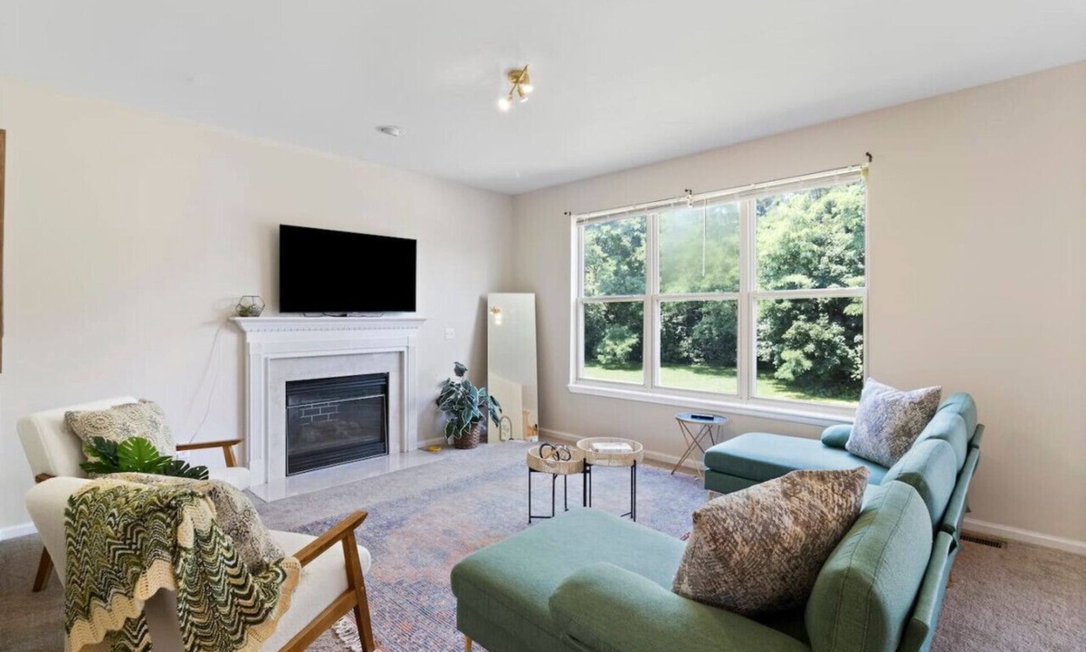 Mitchell Apartment | Quiet Suburban Home with Cozy 70`s Art-Deco Flair