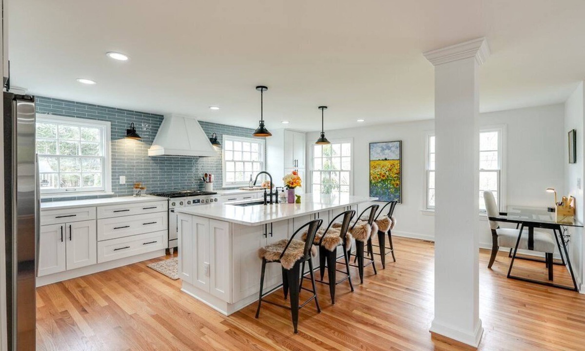 Russell Township House | Quintessential Chagrin Falls in an upscale home!