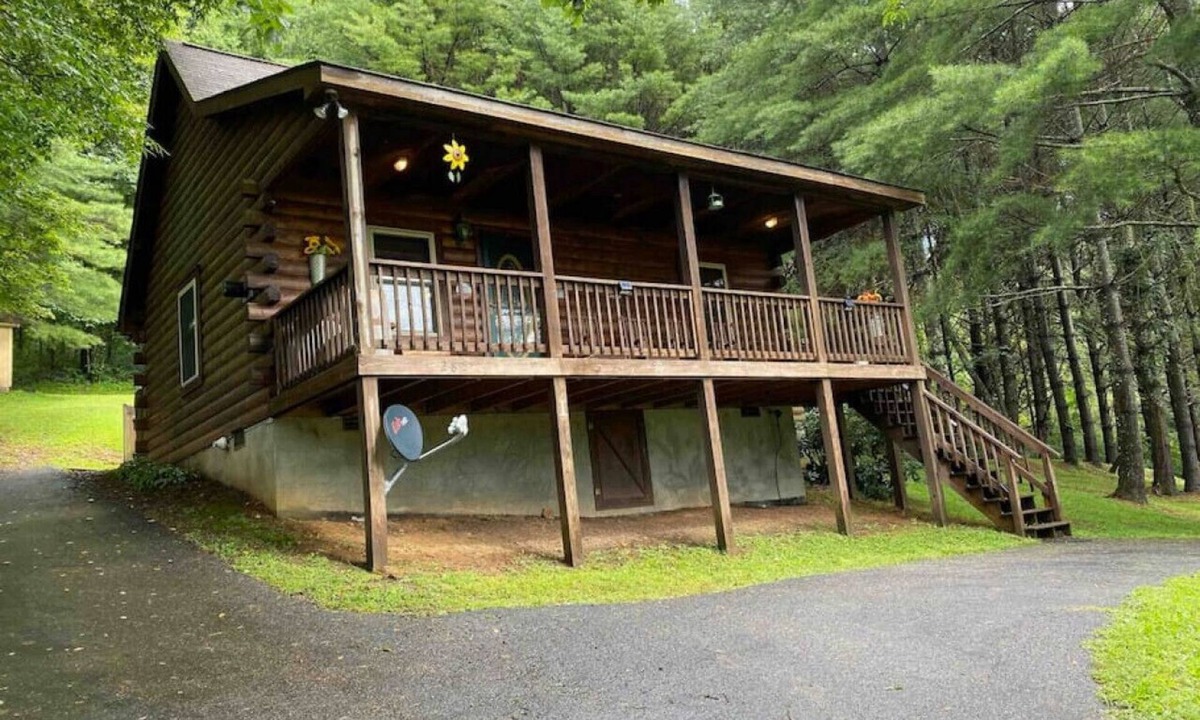 Piper Gap Cabin | Relax @ Mt. Melody Log Cabin. Brand New Hot Tub and Masterbath. by Trout Stream