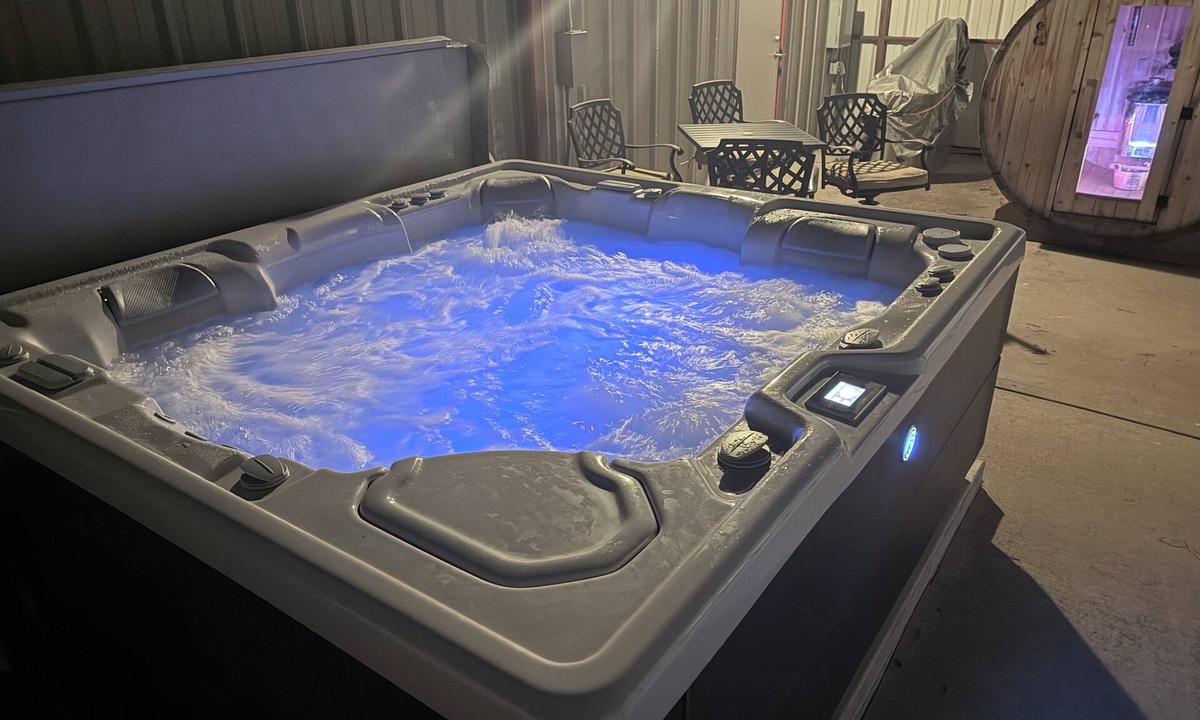 Chickasha House | Relax & Recharge - Hot Tub - Sauna - Cold Plunge - Weights