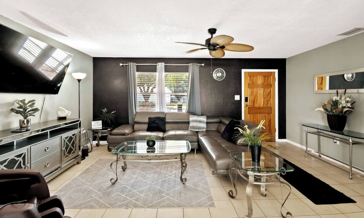 Babson Park House | Relaxing & Massage Chair & Putt Putt & Fenced Yard