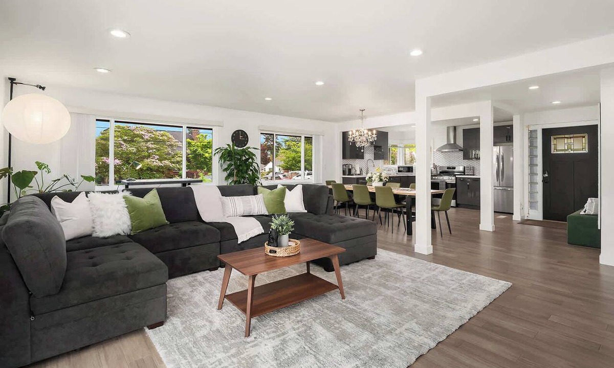 Meadowbrook House | Remodelled Spacious House w/EV Charger, AC & near UW