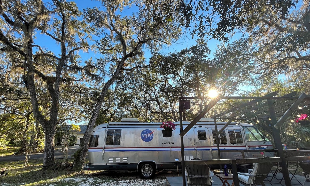 Merritt Island House | Retro 1983 Airstream Astrovan - minutes from KSC