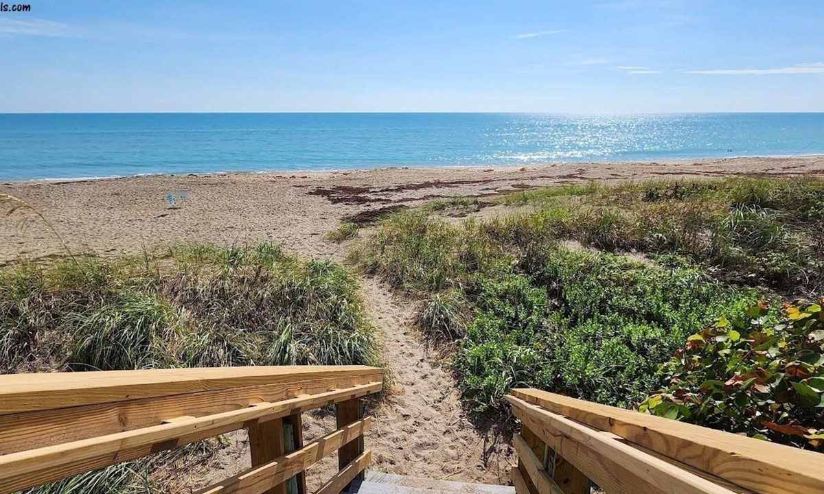 Hutchinson Island South Cottage | Right Direction Rentals Paradise Beach House