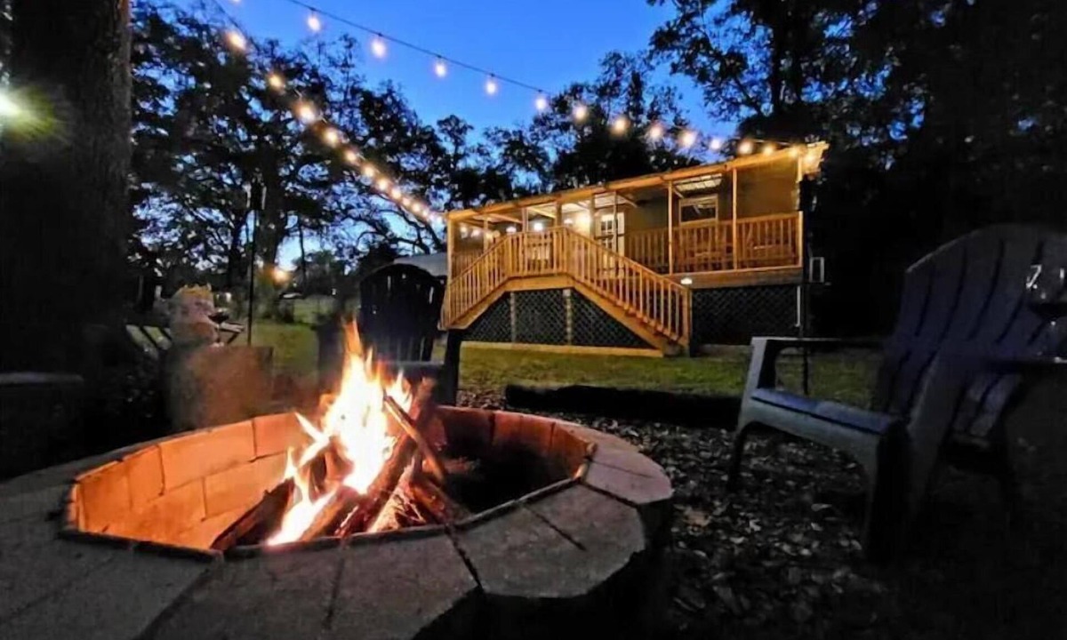 Dade City Cabin | River Daze Cabin - A cozy cabin right on the river