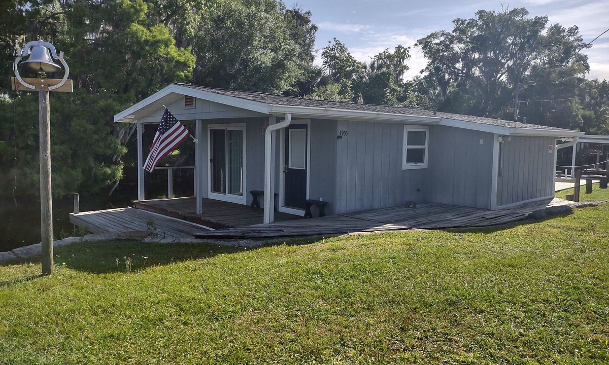 Astor Cottage | River front on the canal. Dock your boat at your deck porch.