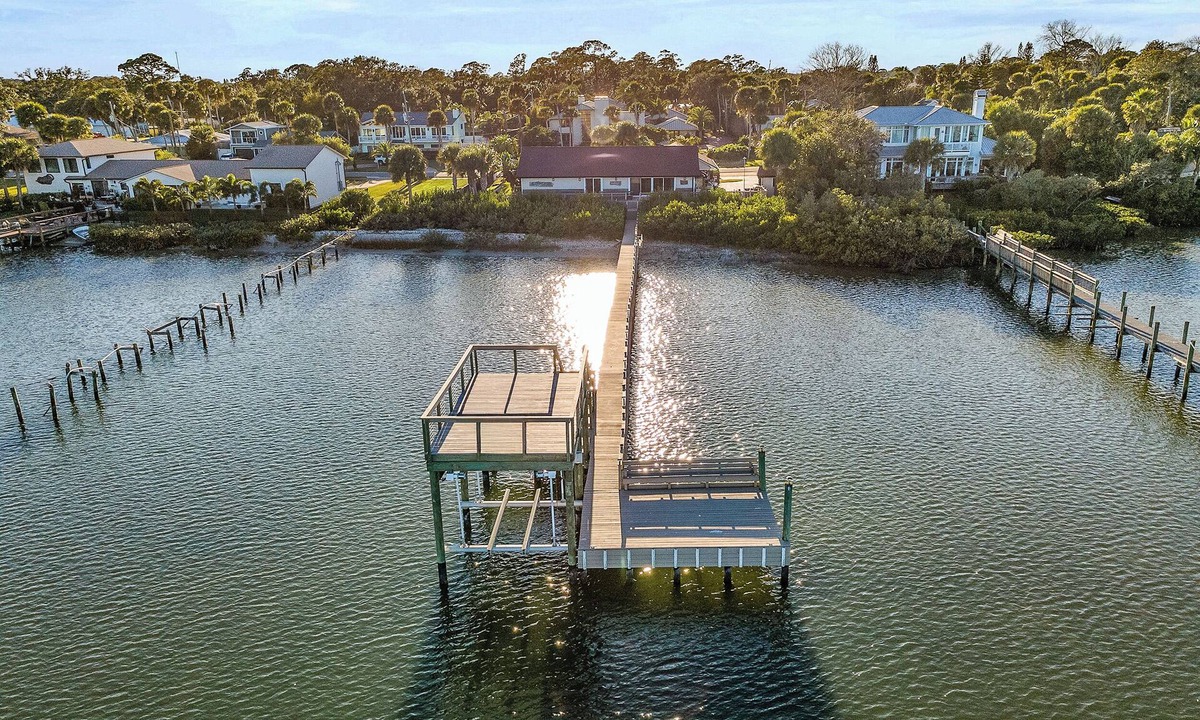 Edgewater House | 🛥️Riverfront Home | Golf Cart | River Toys | Tiki Bar | Hooked on the River🛥️