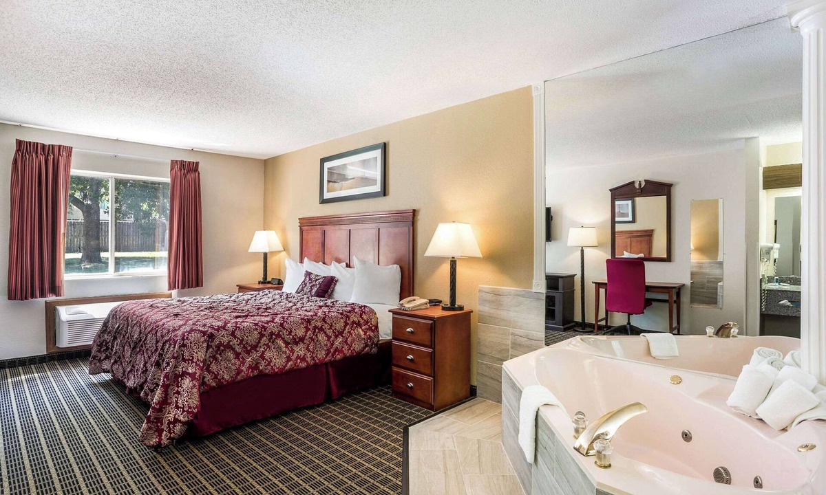 Cedar Rapids - Iowa City Hotel | Rodeway Inn Cedar Rapids Westdale