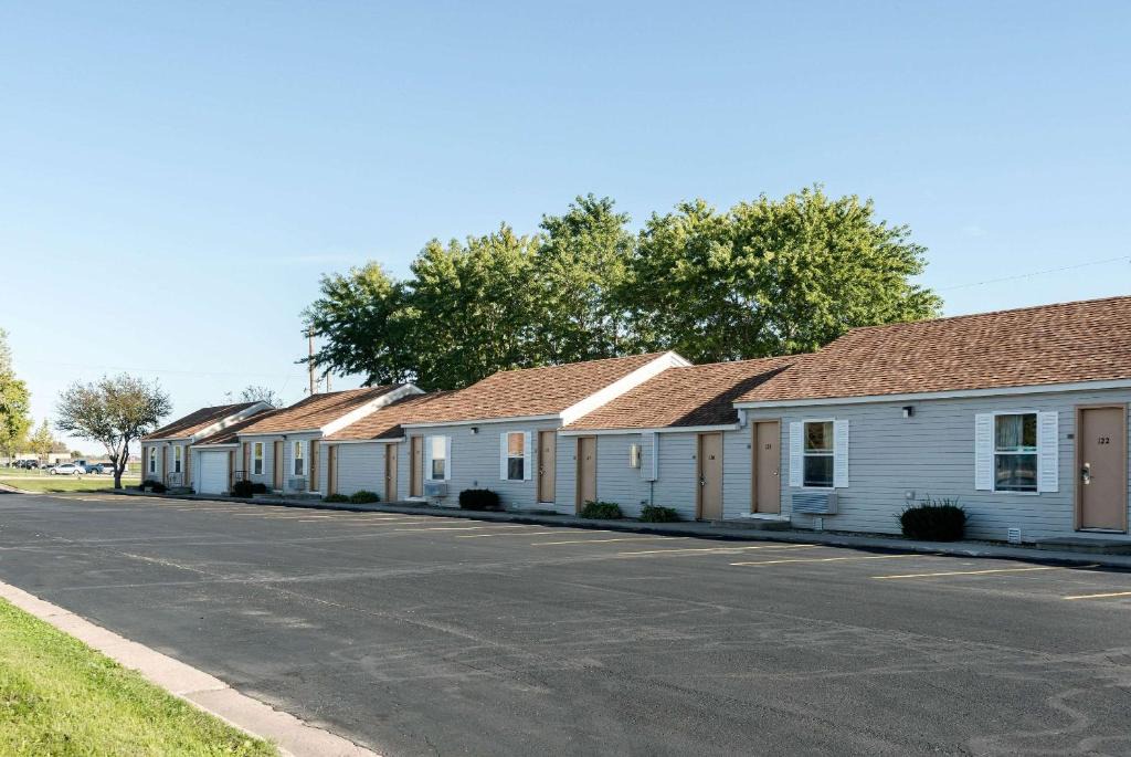 Austin Hotel | Rodeway Inn & Suites Austin I-90