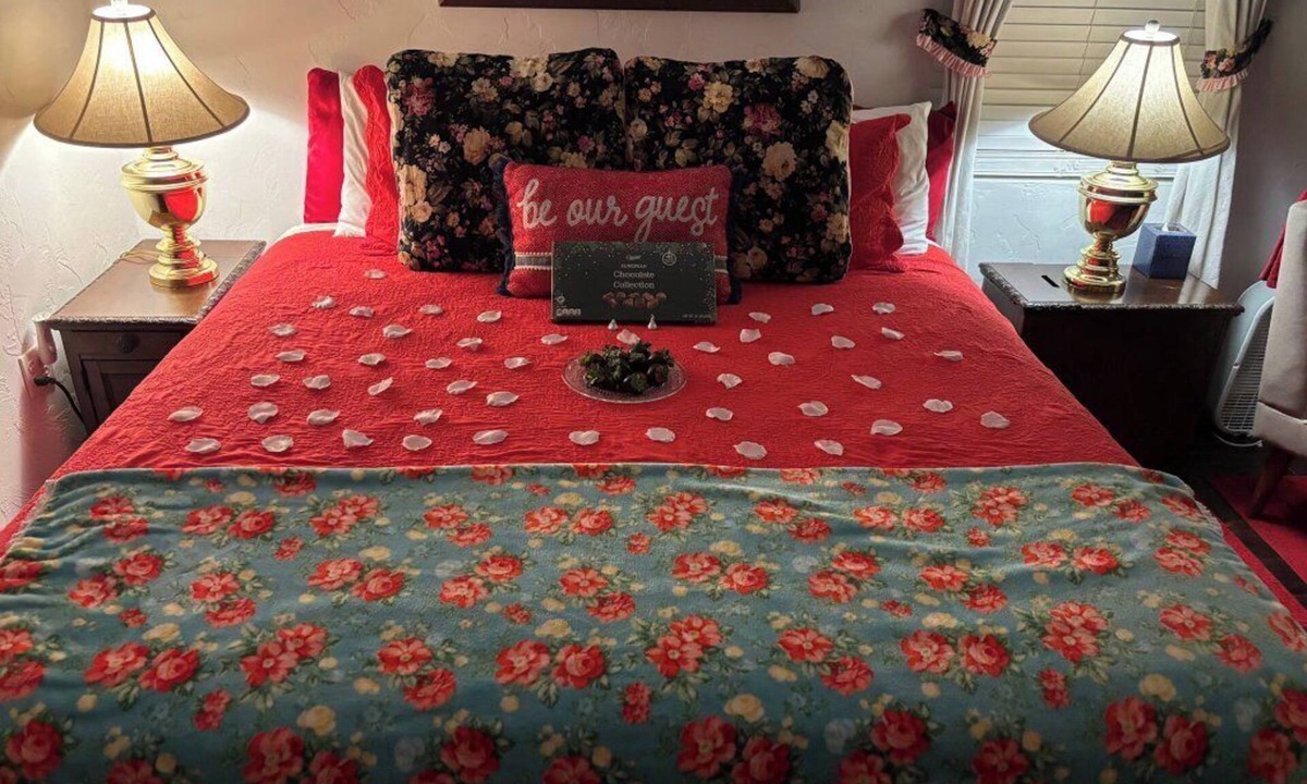 Guthrie Cottage | Romantic bed breakfast cottage with private hot tub, kitchen, jacuzzi,fireplace