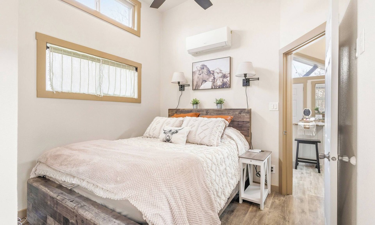 Denison House | Romantic Tiny Home with Pond, Pier & Firepit