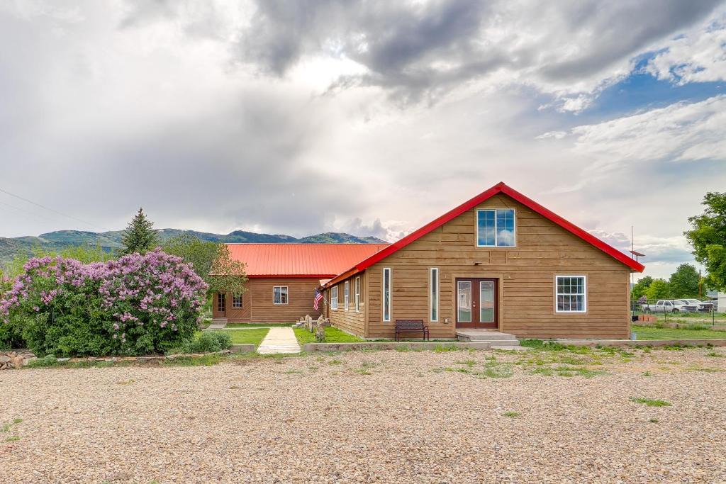 Tabiona House | Rural Mountain-View Home Near Hiking + Off-Roading