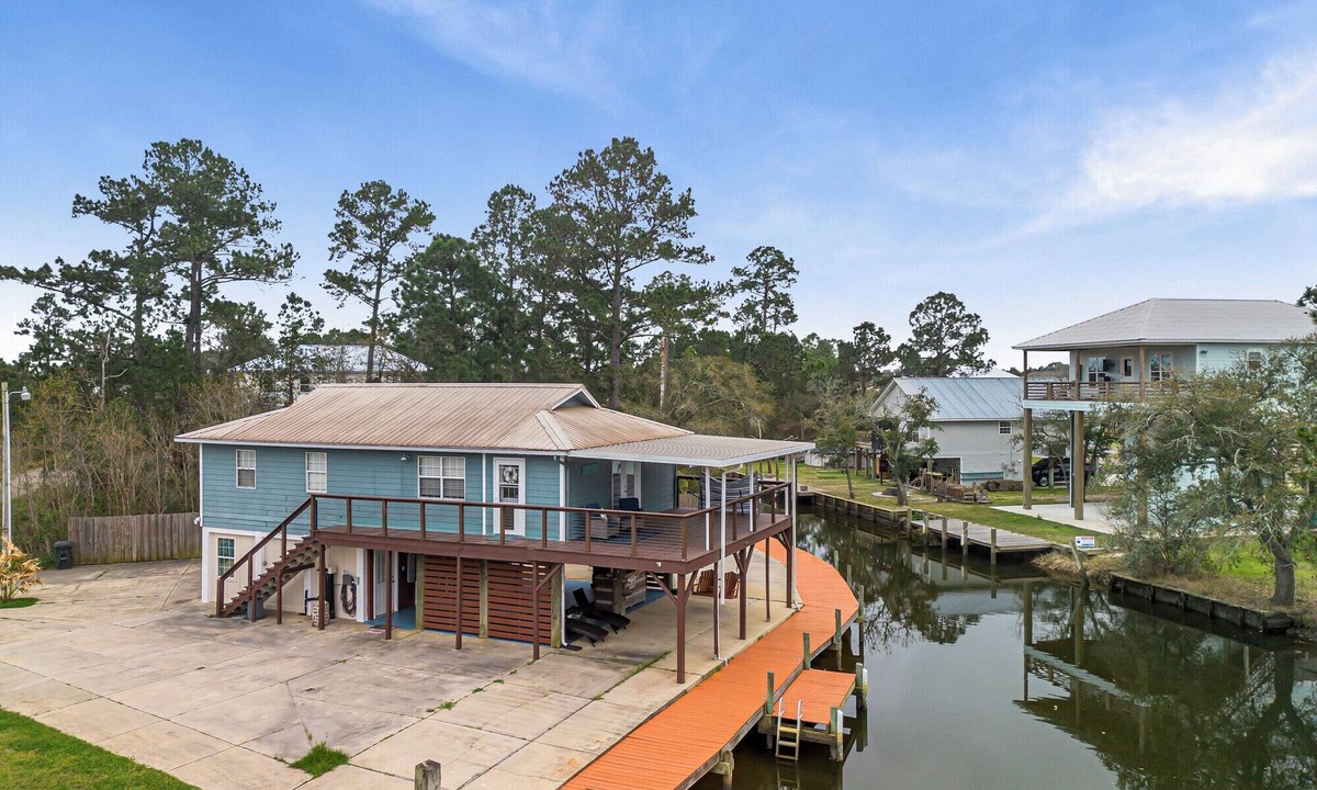 Shoreline Park House | Rustic Cajun Paradise Camp House with Waterfront 125ft dock!