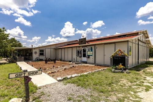 Mountain Home House | Rustic-Modern Ranch Retreat with Fire Pit & Nature Views in Mountain Home, Texas