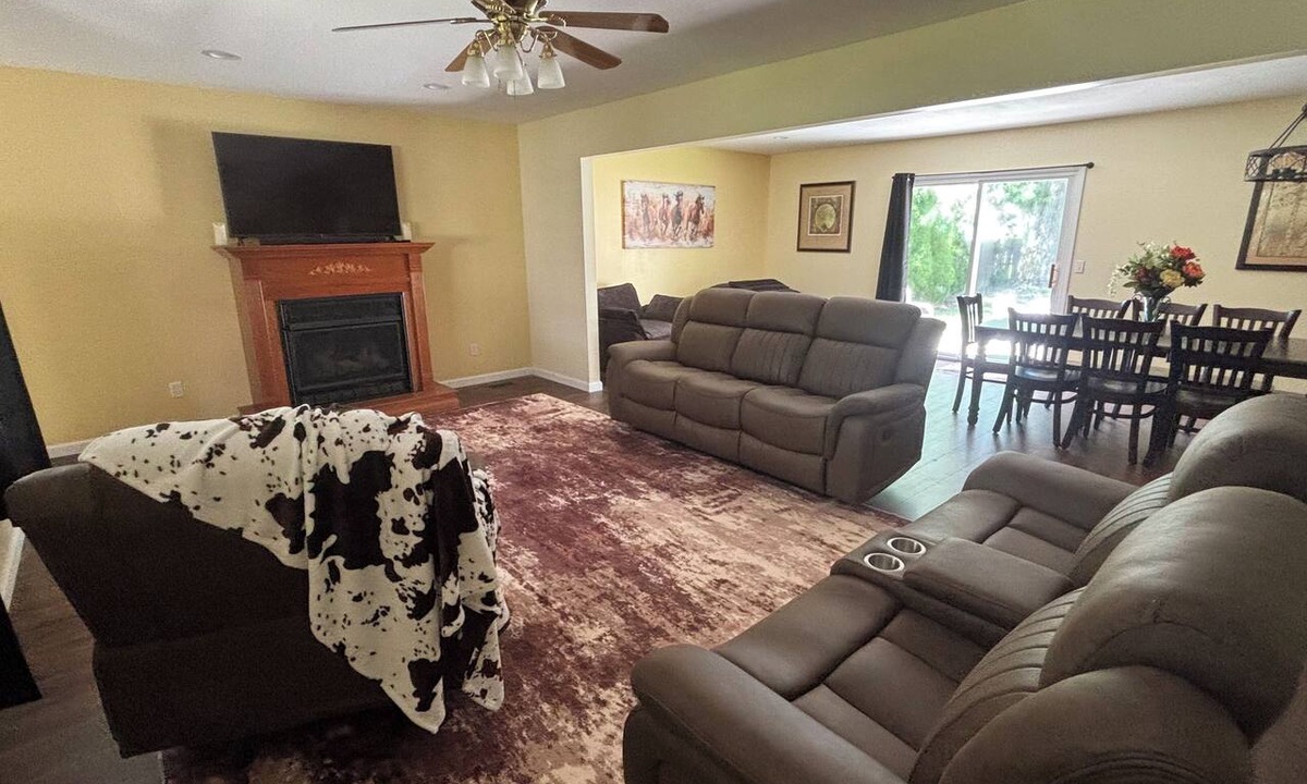 Findlay House | Rusty’s Escape. 4-bedrooms, sleeps 8 newly renovated.