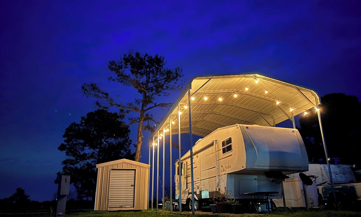 Acadia Parish House | RV with WiFi and AC right off of I-10 I 6 Acre Pond