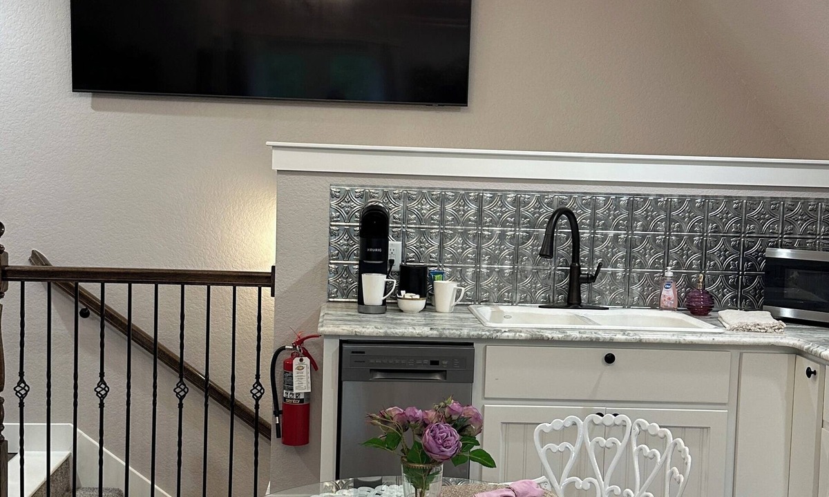 Muenster Apartment | Saint Jo Wine Country Loft with Private Balcony Near Blue Ostrich Winery