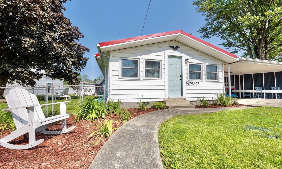 Lakeview Cottage | Sandhill Cottage: Kayaks, Pets, Fenced in yard!